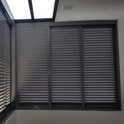 Αντικλεπτικό υπαίθριο Windproof προσαρμοσμένο μέγεθος ανοιγμάτων εξαερισμού σκιάς ήλιων αργιλίου