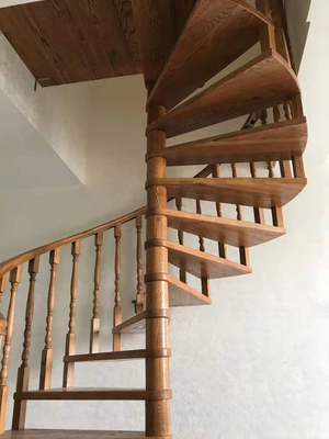 διάστημα πλάτους 7001500mm που σώζει στη σπειροειδή σκάλα τα ξύλινα σκαλοπάτια βήματος με το κιγκλίδωμα