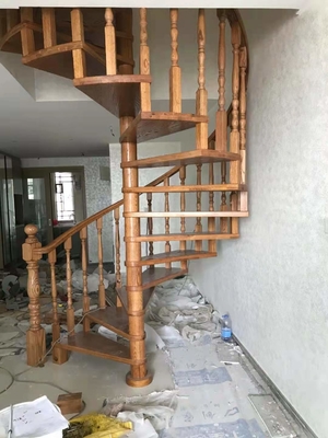 διάστημα πλάτους 7001500mm που σώζει στη σπειροειδή σκάλα τα ξύλινα σκαλοπάτια βήματος με το κιγκλίδωμα
