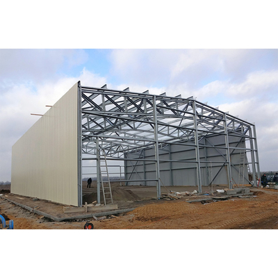 Prefab εργαστήριο υπόστεγων δομών χάλυβα αποθηκών εμπορευμάτων σιταποθηκών Πολωνού επιτροπής σάντουιτς 50mm 75mm