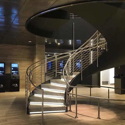 ASTM εσωτερική σφυρηλατημένη χέρι σύγχρονη κυρτή σκάλα πολυτέλειας βιλών σκαλοπατιών μετάλλων σπειροειδής