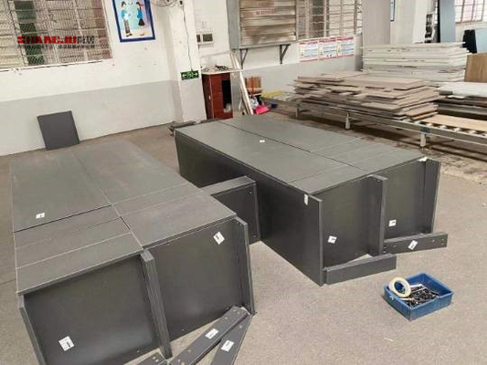 Σύγχρονος μεγάλος περίπατος εγχώριων προσαρμοσμένος κοντραπλακέ ντουλαπών στο ανοικτό ντουλάπι ύφους